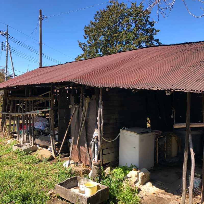 崩れそうな納屋イメージ